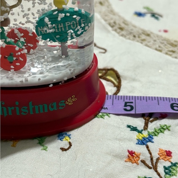 Vintage 1993 Christmas Mouse Snow Globe with Red Base - Picture 6 of 7
